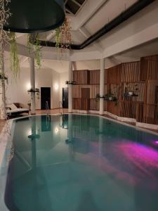 a swimming pool in a large room with a pool at Ferienwohnung am Großen Plöner See in Ascheberg