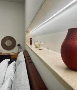 una sala de estar con un jarrón en un estante en Flos, en Cassino