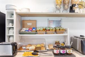 un réfrigérateur rempli de nombreux types de nourriture différents dans l'établissement Zenitude Hôtel-Résidences Chambéry, à Chambéry 3 autres photos