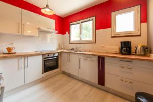 Køkken eller tekøkken på MAISON CRI-CRI à Arès + 35 billeder