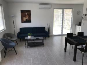 Χώρος καθιστικού στο Jókai Apartmanház Balatonszárszó +3 φωτογραφίες