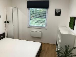 Ένα ή περισσότερα κρεβάτια σε δωμάτιο στο Jókai Apartmanház Balatonszárszó