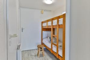 Ένα ή περισσότερα κρεβάτια σε δωμάτιο στο Un balcon à la mer - studio vue sur mer