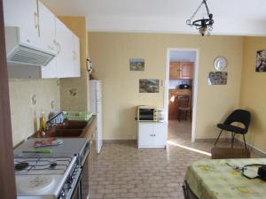 eine Küche mit Spüle und Herd Oberer Backofen in der Unterkunft Lou camparol in Villeneuve