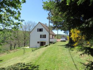 ein weißes Haus auf einem grasbewachsenen Hügel in der Unterkunft Lou camparol in Villeneuve