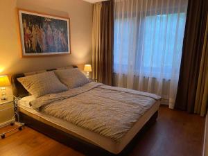Un dormitorio con una cama grande y una ventana en Holiday home in Balatonboglar 49936, en Balatonboglár