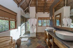 Koupelna v ubytování Lalibela Game Reserve - Inzolo Lodge