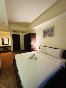 Rúm í herbergi á Global suites at Berjaya time square KL
