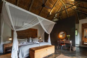 Postel nebo postele na pokoji v ubytování Lalibela Game Reserve - Inzolo Lodge