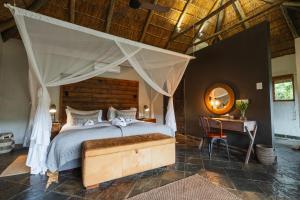 Postel nebo postele na pokoji v ubytování Lalibela Game Reserve - Inzolo Lodge