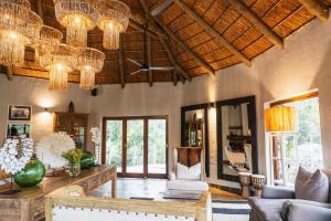 Posezení v ubytování Lalibela Game Reserve - Inzolo Lodge