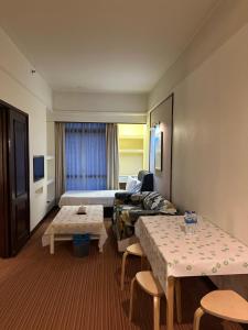 Rúm í herbergi á Global suites at Berjaya time square KL