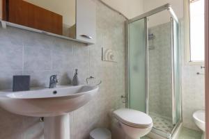 Bilik mandi di Torre Saracena Apartment by BarbarHouse