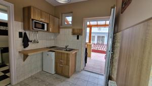 Kuchyň nebo kuchyňský kout v ubytování Napsugár Apartmanház