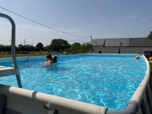Swimmingpoolen hos eller tæt på BERRY's CHARM