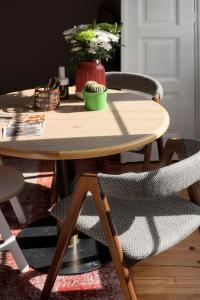 トマールにあるフラッタード トゥ ビー イン トマールの木製テーブル(椅子2脚、緑の茶碗付)