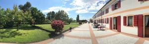 Ca' Tessera Venice Airport外面的花园