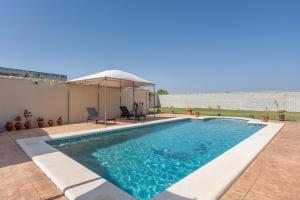 einen Pool in einer Villa mit Aussicht in der Unterkunft La Solana in Chiclana de la Frontera