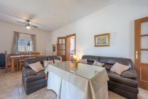 ein Wohnzimmer mit Sofa und Tisch in der Unterkunft La Solana in Chiclana de la Frontera
