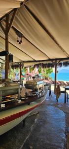 a group of boats under a tent on the beach at Pousada Cabanas Paraiso in Ilha Grande