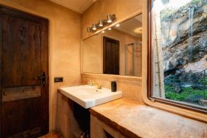 Ein Badezimmer in der Unterkunft El Refugio Apartments & Villa