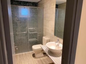 Ένα μπάνιο στο Zomroda Full Sea View Upper Challet First Row