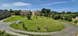 eine Luftaufnahme eines alten Hauses und eines Gartens in der Unterkunft Maison confortable à Saint-Pierre-du-Mont avec jardin in Saint-Pierre-du-Mont