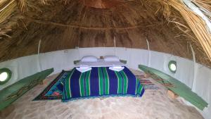 een bovenaanzicht van een tafel in een rieten hut bij La Colibe, cătun arhaic ecologic in Constanţa +92 foto's