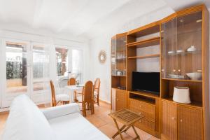 Una sala de estar con un sofá y un televisor. en Oliwood Beach - Cabaret, en Playa