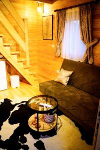 Area soggiorno di Magical Log House