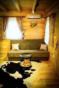 Area soggiorno di Magical Log House