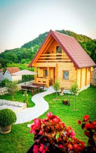 una baita di tronchi con tavolo da picnic e panca di Magical Log House a Virpazar Altre 23 foto