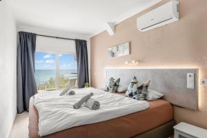 萨科马Amena Mar Hotel的一间带床的卧室，可欣赏海景