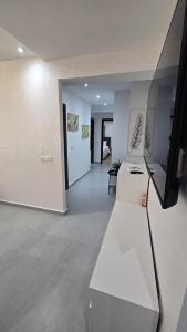 Una televisión o centro de entretenimiento en Charmant appart en face du stade