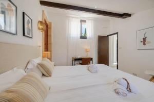 a bedroom with a white bed with two towels on it at FALCO , Apartment auf Finca Zenara, Terrasse, XXL-Pool, Küche, AC, WIFI, Yoga in Manacor