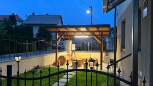 Κήπος έξω από το Apartmány De Luxe