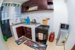 eine kleine Küche mit Herd und Kühlschrank in der Unterkunft Hamptons Homes Stylish 1 Bedroom Stay close to Eldoret Town in Eldoret