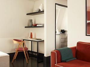 una sala de estar con una mesa y una silla en Numa London Bloomsbury, en Londres 47 fotos más