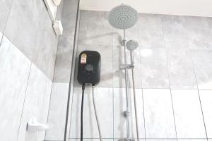 y baño con ducha y cabezal de ducha. en First Light beach bungalow 3, en Ko Pha Ngan 8 fotos más