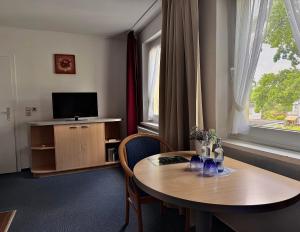 TV a/nebo společenská místnost v ubytování Hotel Granitz