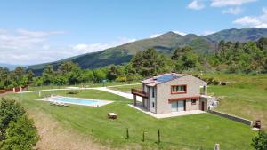 Nespecifikovaný výhled na hory nebo výhled na hory při pohledu z vily