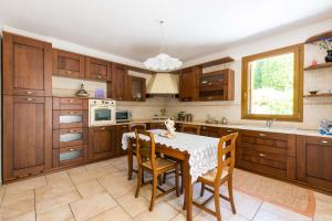 A kitchen or kitchenette at Maryhouse