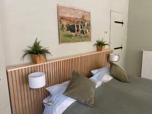 VriesにあるAssen-Groningen-Saunacabineのベッドルーム1室(ベッド2台付)が備わります。