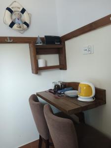 Una mesa de comedor con sillas y un reloj en la pared. en Costa Calma Ferienhaus 9 Pers Ostsee, en Międzyzdroje