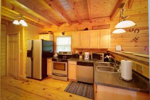 eine Küche mit Kühlschrank und Spüle in der Unterkunft Magic Moments Holiday home in Gatlinburg