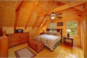 ein Schlafzimmer mit Bett und Deckenventilator in der Unterkunft Magic Moments Holiday home in Gatlinburg + 23 Fotos