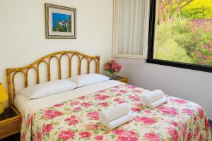 a bedroom with a bed with two towels on it at Casa a Calaverde pochi passi dal mare terrazza aria condizionata WiFi e parcheggio in Forte Village +15 photos