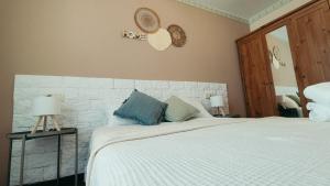 Giường trong phòng chung tại Casa Leo Encanto rural con gran terraza en La Puebla de Castro +19 ảnh