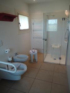 a bathroom with two toilets and a shower at Tenuta Santomè in Biancade