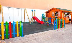 un parco giochi con scivolo e una casetta per i giochi di Port Vista Oro a Benidorm